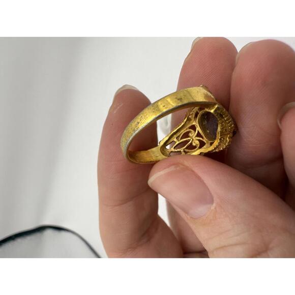 Vintage Gold-Tone Ring with Purple Gemstone Size 7.75  Lind HGE - Picture 6 of 10